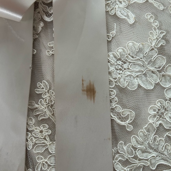 Timeless lace a line wedding dress with keyhole back and plunging neckline - Picture 9 of 16